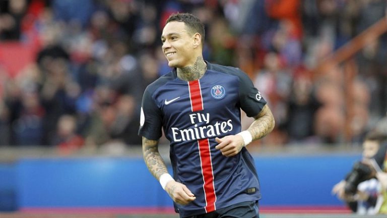 Van der Wiel “chán” bóng đá khi còn chơi cho PSG