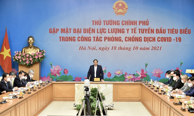 Thủ tướng gặp mặt, biểu dương đại diện lực lượng y tế tuyến đầu chống dịch COVID-19: Ôn lại những ngày tháng khốc liệt và sẵn sàng chuẩn bị cho cuộc chiến mới
