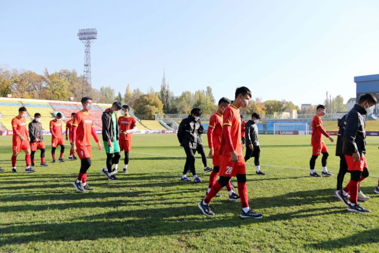Đội tuyển U23 Việt Nam làm quen không gian sân Dolen Omurzakov, sẵn sàng cho trận ra quân