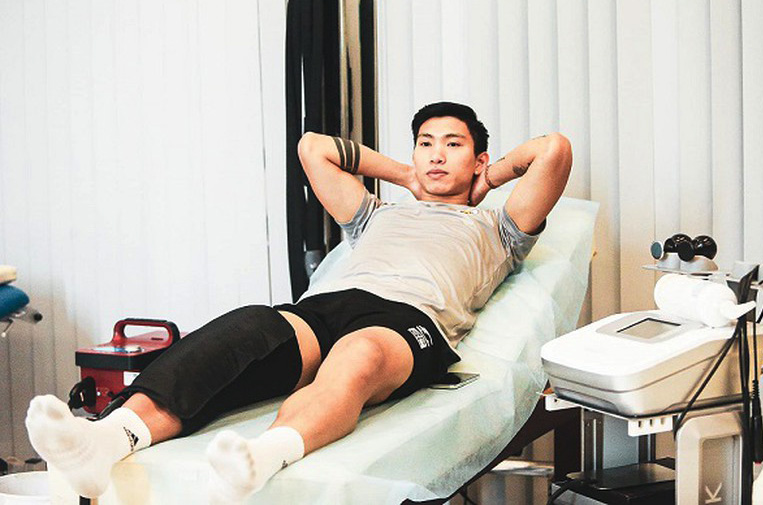 Tối nay, Đoàn Văn Hậu sang Hàn Quốc điều trị chấn thương trong 2 tháng