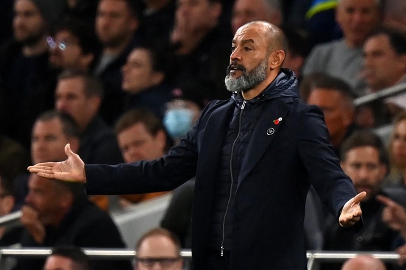 Tottenham trượt dốc, tương lai của huấn luyện viên Santo mờ mịt