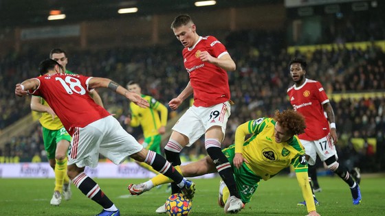 Ngoại hạng Anh bùng phát COVID-19, Man Utd và Aston Villa bị ảnh hưởng nghiêm trọng