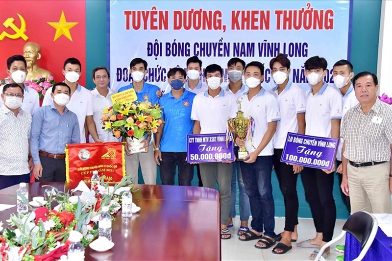 Thăng hạng đội mạnh quốc gia, bóng chuyền Vĩnh Long nhận thưởng 150 triệu