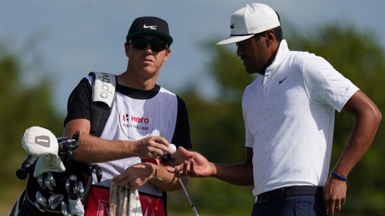 Caddie giàu sụ của Tony Finau