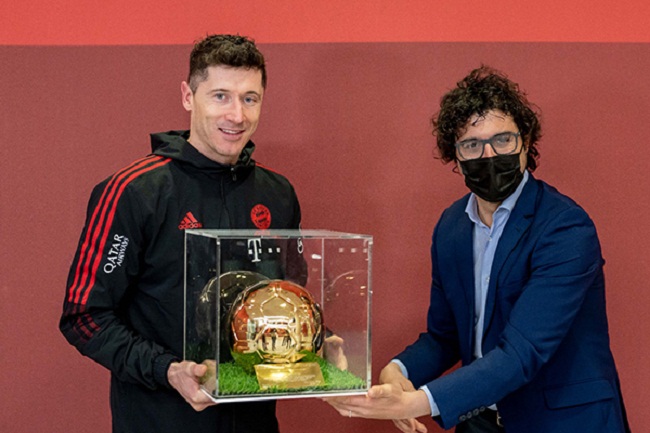 Lewandowski tỏa sáng trong ngày nhận giải Cầu thủ Vàng 2021