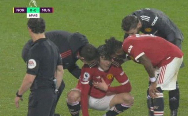 Man United lo lắng với sự cố tim mạch của trung vệ Victor Lindelof