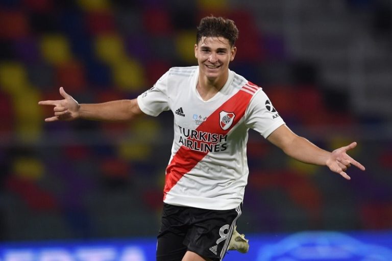 Julian Alvarez – “Aguero mới” sắp gia nhập Manchester City là ai?