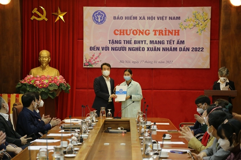 BHXH Việt Nam: Trao tặng gần 600 sổ BHXH, hơn 10 nghìn thẻ BHYT và trên 3.000 phần quà tới người dân có hoàn cảnh khó khăn