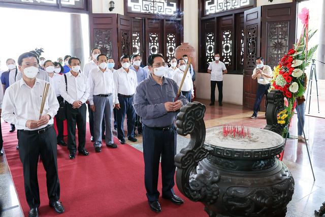 Thủ tướng Phạm Minh Chính dâng hương tưởng niệm đồng chí Phạm Hùng và đồng chí Võ Văn Kiệt
