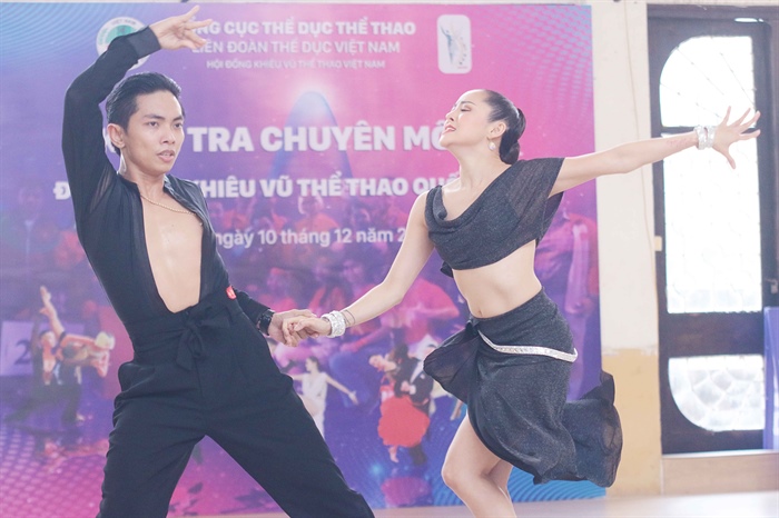 Đôi nhảy Phan Hiển, Thu Hương tập huấn Italia chuẩn bị cho SEA Games 31
