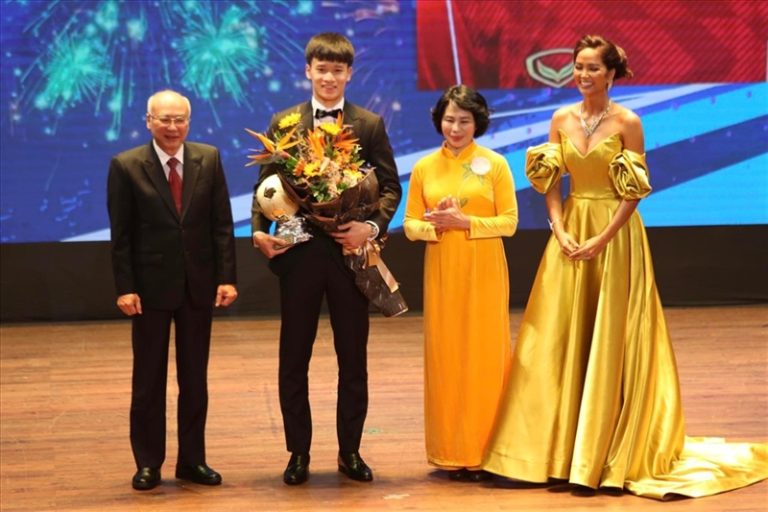 Hoàng Đức, Huỳnh Như và Hồ Văn Ý đoạt giải “Quả bóng Vàng” Việt Nam 2021