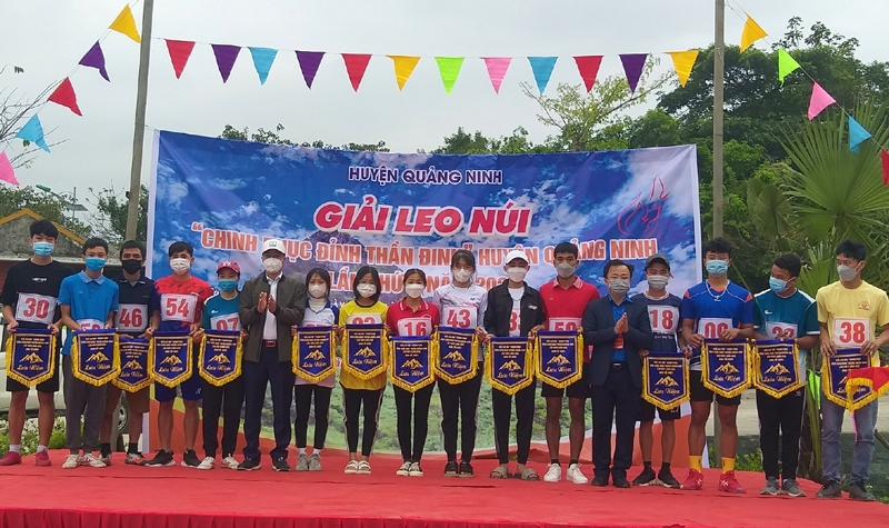 Huyện Quảng Ninh tổ chức giải Leo núi “Chinh phục đỉnh Thần Đinh”