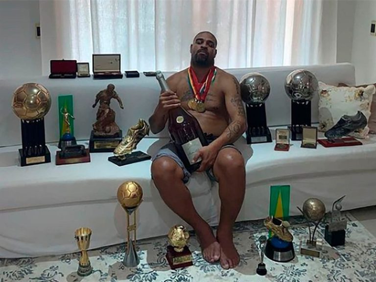 Adriano bán nhà ra ở khách sạn