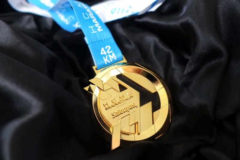 Lần đầu tiên huy chương mạ vàng 24k được trao cho nhà vô địch HCMC Marathon 2022