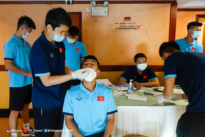 U23 Việt Nam chủ động làm xét nghiệm nhanh COVID-19