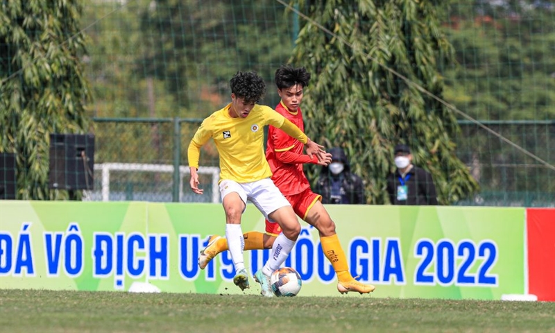 Vòng loại U19 quốc gia 2022 > Hà Nội hòa Công an nhân dân trong trận cầu mưa bàn thắng
