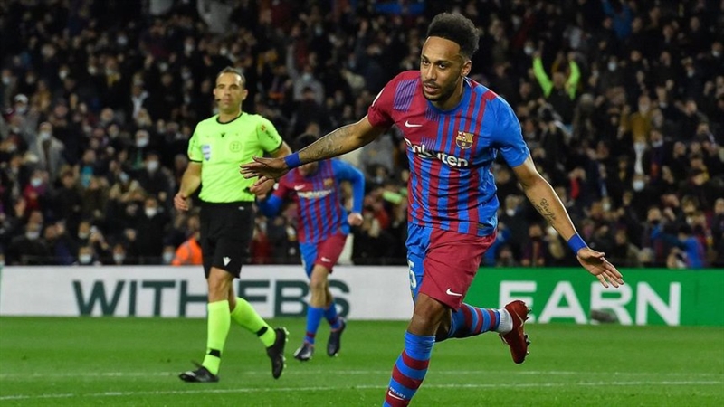 Aubameyang sánh ngang những huyền thoại Barca