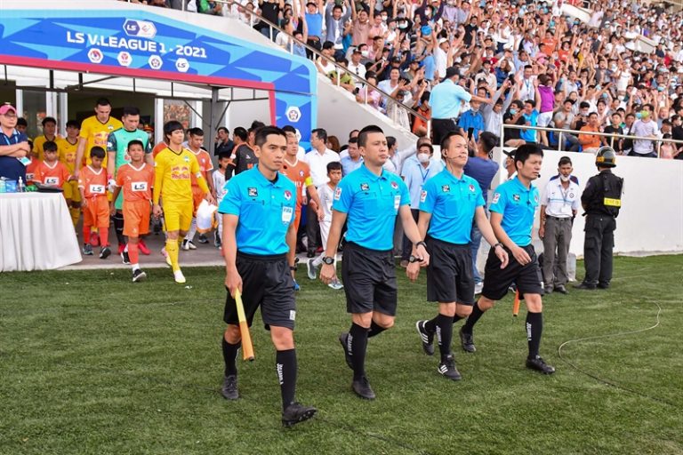 V-League 2022: Vừa đá vừa lo… COVID-19