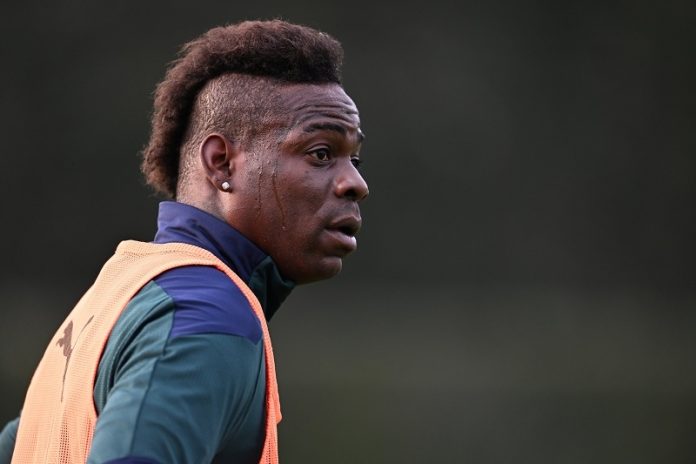 1-me-mancini-muon-goi-balotelli