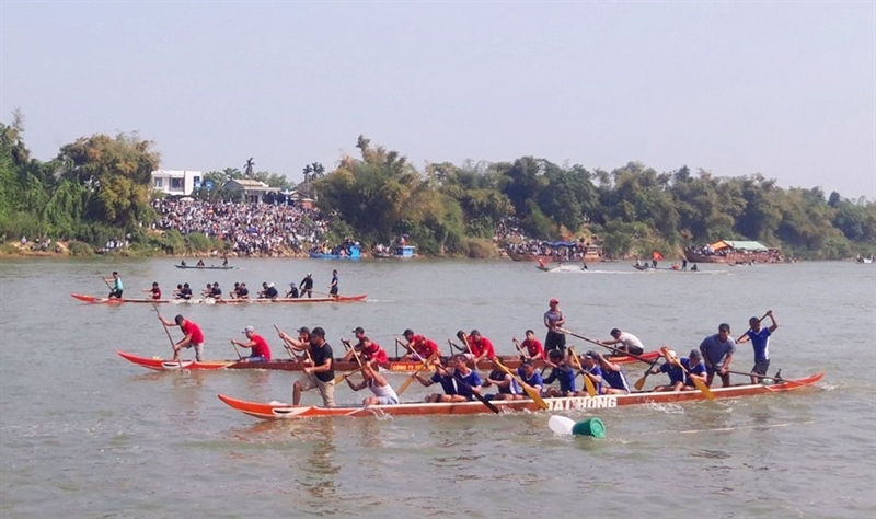 Giải Đua thuyền truyền thống trên sông Thu Bồn
