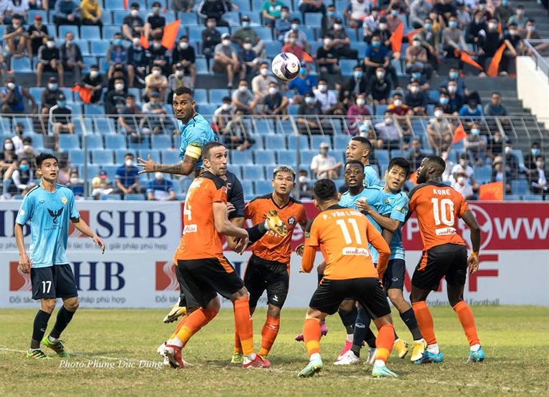 V-League 2022: Các câu lạc bộ học cách “giết” thời gian