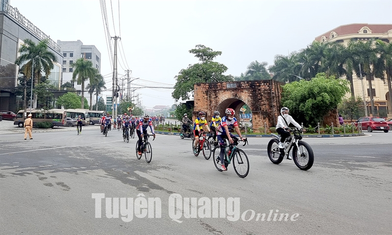 Tuyên Quang: Trên 200 vận động viên tham gia diễu hành xe đạp