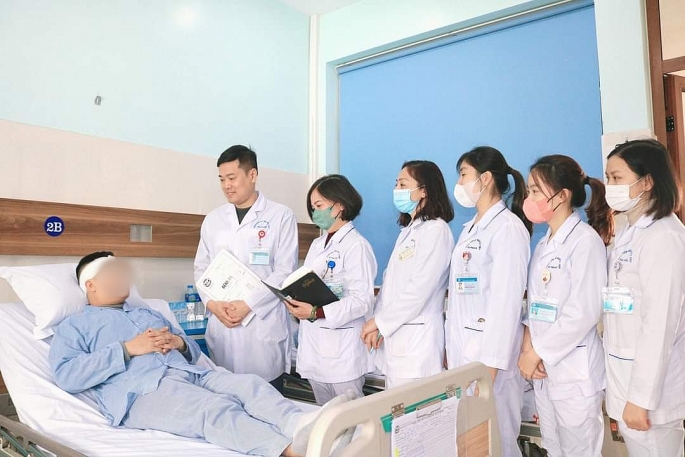 Thành công phẫu thuật giảm áp dây thần kinh số 7 cho bệnh nhân liệt mặt