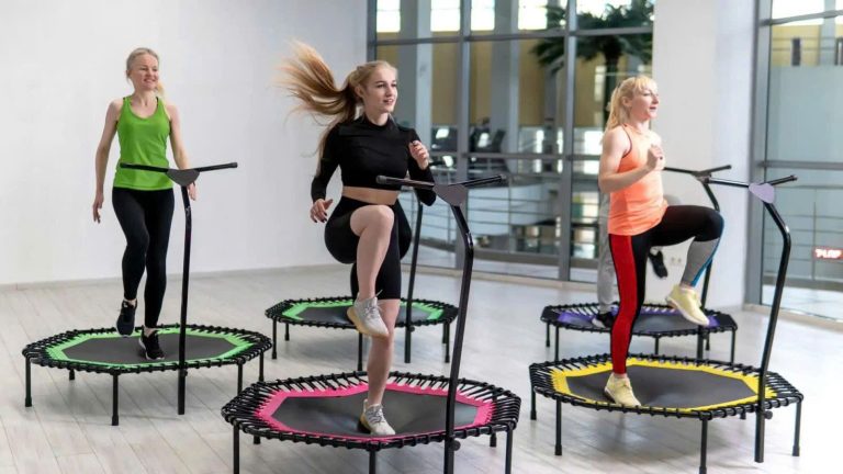 (Kỳ 1) Huấn luyện viên thể dục, Jumping Dance tay ngang: Khoảng trống phía sau những bạt nhún ?
