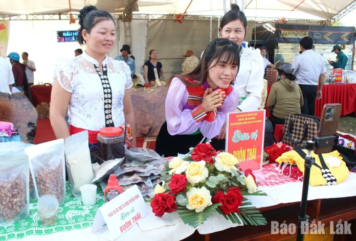 bai2_20260413143820_20260414211142 Phiên livestream bán nông sản của người dân buôn Thái (xã Ea Kiết).