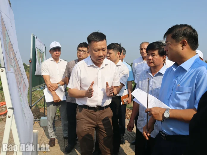 bi-thu-tinh-uy-luong-nguyen-minh-triet-kiem-tra-cac-cong-trinh-du-an-01 Đồng chí Lương Nguyễn Minh Triết, Ủy viên Trung ương Đảng, Bí thư Tỉnh ủy nghe báo cáo tình hình thực hiện Dự án Khu đô thị sinh thái văn hóa cà phê Suối Xanh giai đoạn 2.