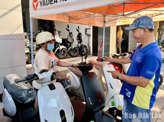 Khách hàng tìm hiểu và chọn mua xe máy điện tại một cửa hàng trên địa bàn phường Tuy Hòa.