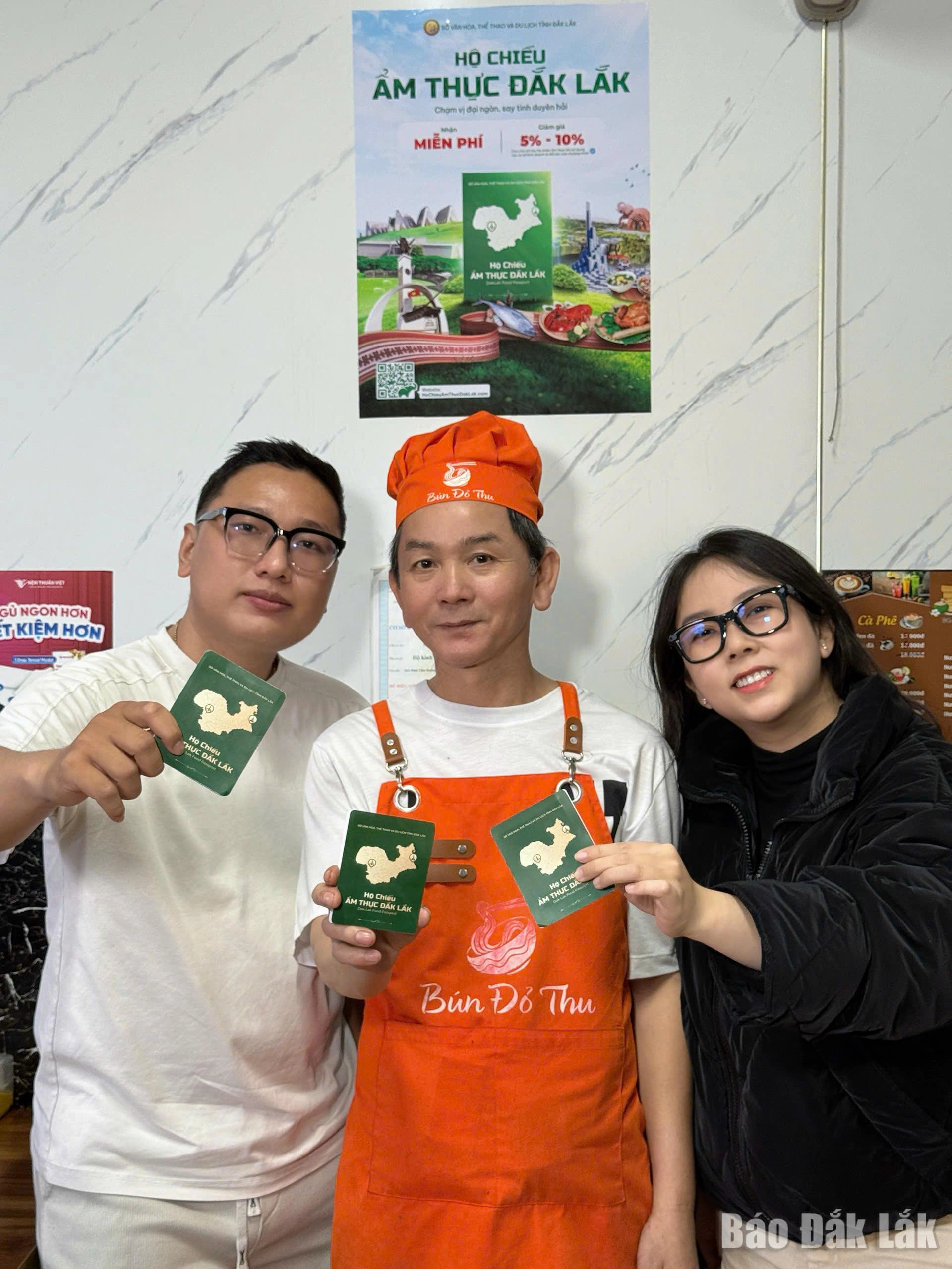 Du khách đến thử bún đỏ và 