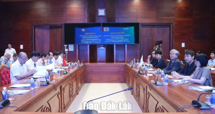 Các đại biểu tham dự buổi lễ.