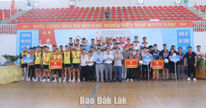 nam-cong-an-tinh-va-nu-xa-krong-a-vo-dich-giai-bong-chuyen-dai-hoi-the-duc-the-thao-tinh-03 Ban tổ chức trao giải cho các đội có thành tích cao ở nội dung nam.