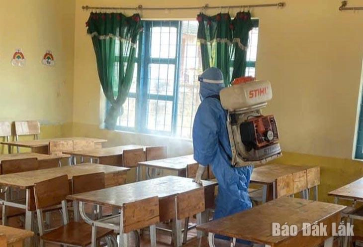 án bộ Trung tâm Y tế Krông Búk phun hóa chất xử lý ổ dịch quai bị tại Trường Tiểu học Phạm Hồng Thái.