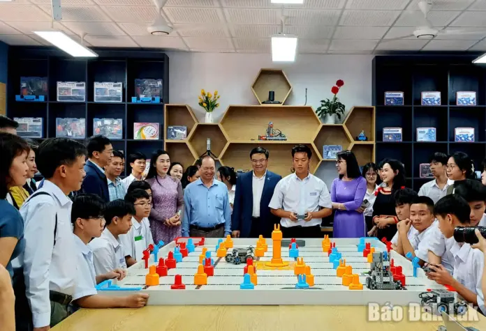 tao-dot-pha-chuyen-doi-so-trong-giao-duc-02 copy Học sinh Trường THPT Buôn Ma Thuột thực hành về tiết học giáo dục STEM tại trường.